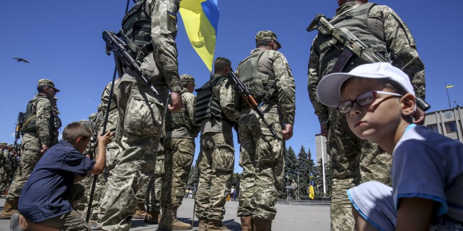 Ukrainian_soldiers_rank_Poroshenko